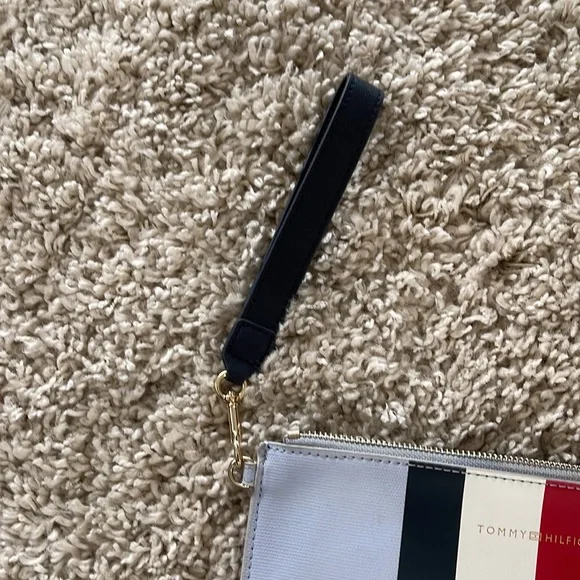 Tommy Hilfiger Pouch Clutch ☁️ - Picture 4 of 5